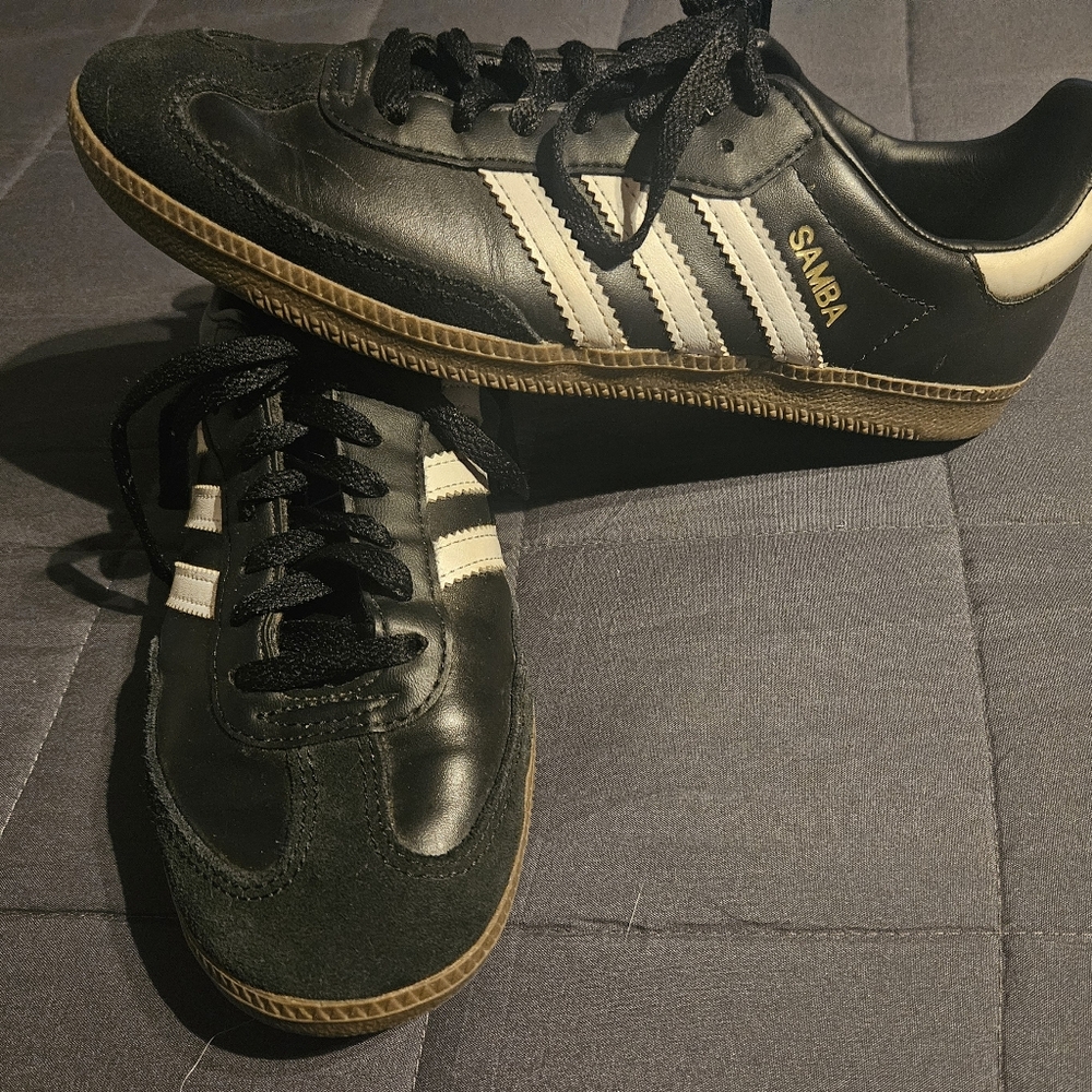 BLUE TAG. Male Adidas Samba.